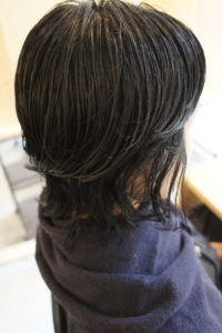 東京銀座くせ毛専門,縮毛矯正前の髪。全体にうねる毛